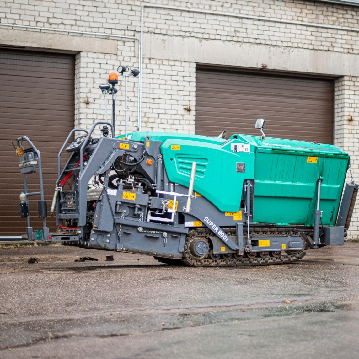 Asphalt concrete paver