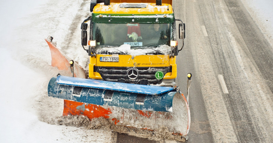 Autovadītāju ievērībai: šorīt daudzviet Latvijā autoceļi sniegoti un apledo, strādā 95 ziemas tehnikas vienības