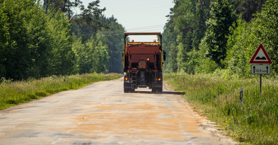 Karstā laikā uz nokalpojušajiem asfalta segumiem var rasties izsvīdumi; aicinām informēt LVC