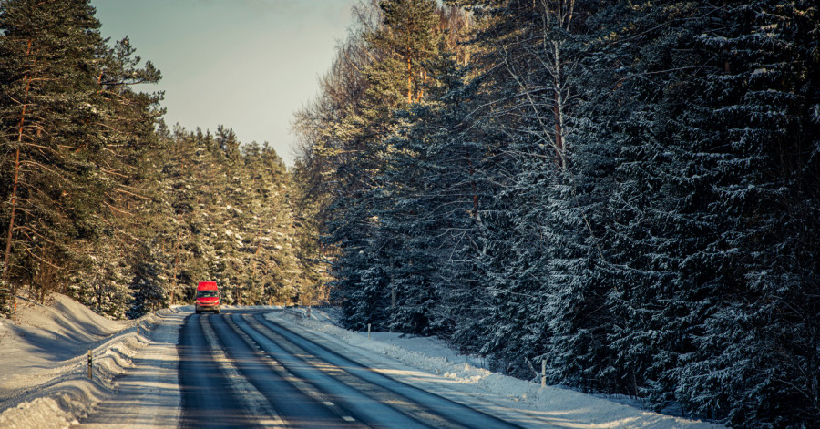 Autoceļi daudzviet apledojuši un vietām sniegoti, strādā 178 tehnikas vienības