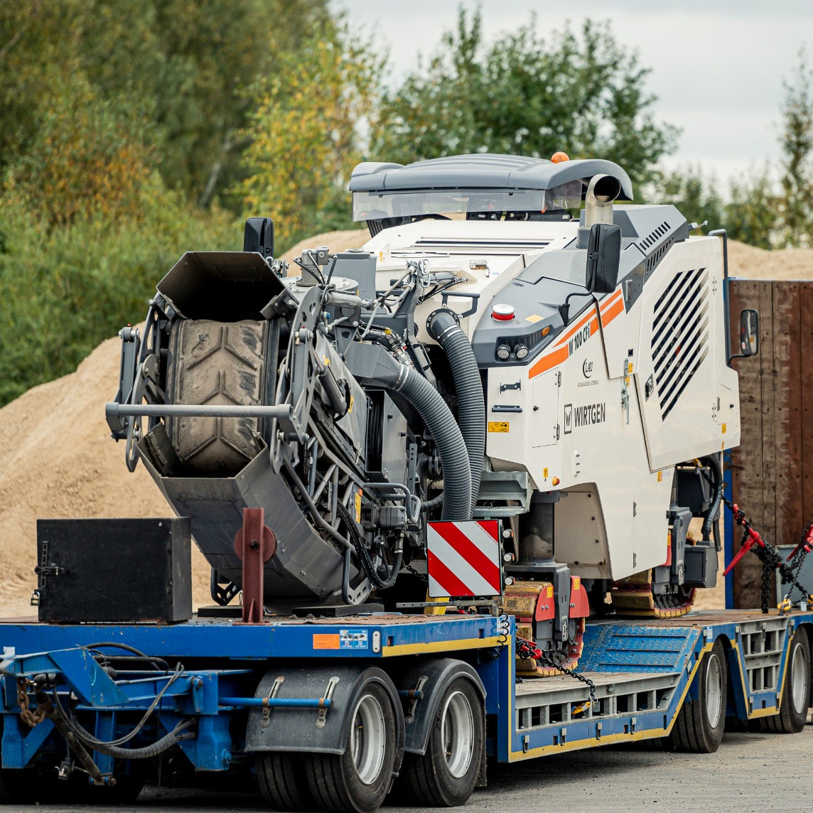 Asfaltbetona frēze ar kāpurķēžu pievadu un transportieri