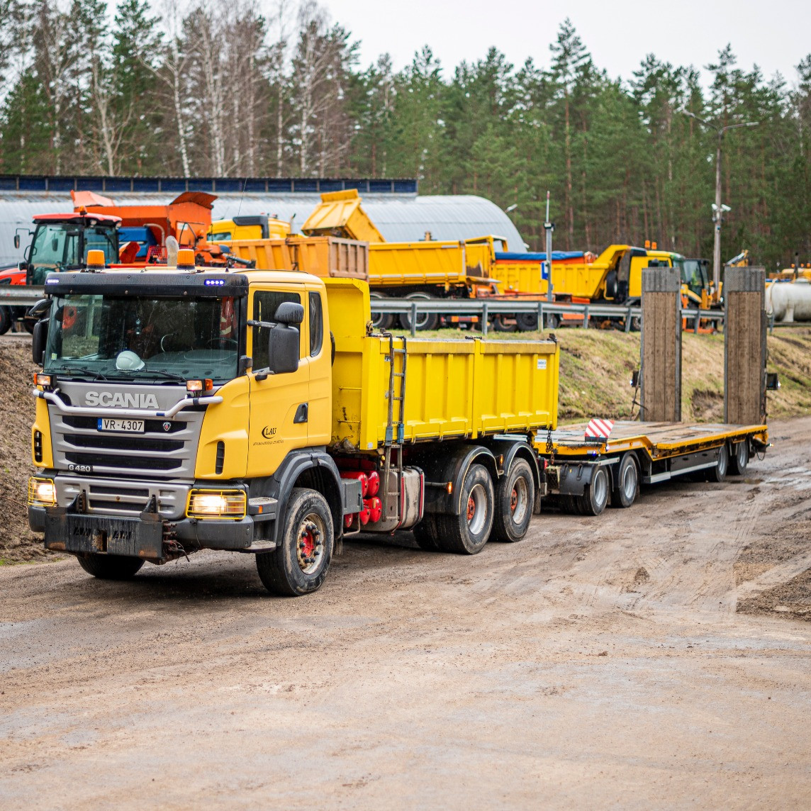  Kravas treileris tehnikas pārvietošanai