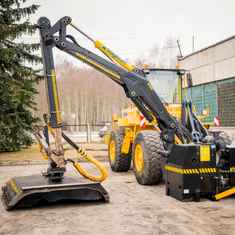 Motorgreideri un frontālie iekrāvēji ar aprīkojumu krūmu pļaušanai