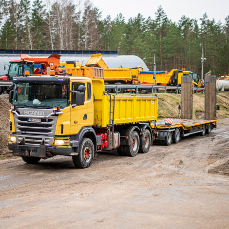 Kravas treileris tehnikas pārvietošanai