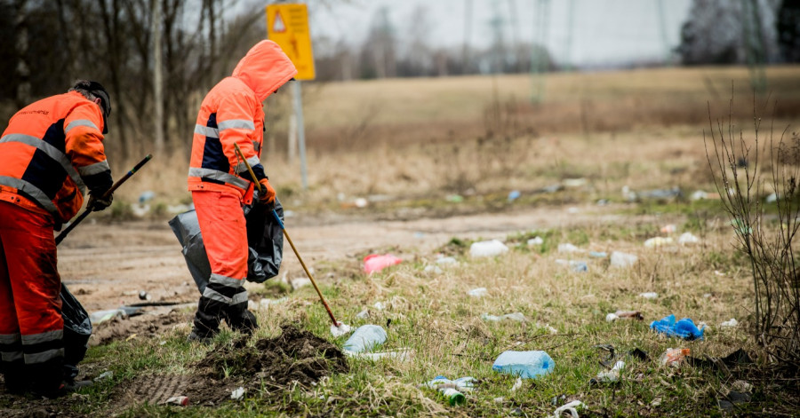 Piecu gadu laikā piegružoto ceļmalu sakopšana izmaksājusi teju 2,5 miljoni euro