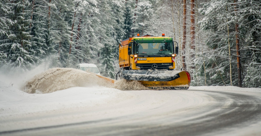 Šorīt īpaši apgrūtināti braukšanas apstākļi Tallinas šosejas posmā Limbažu novadā, strādā 153 ziemas tehnikas vienības