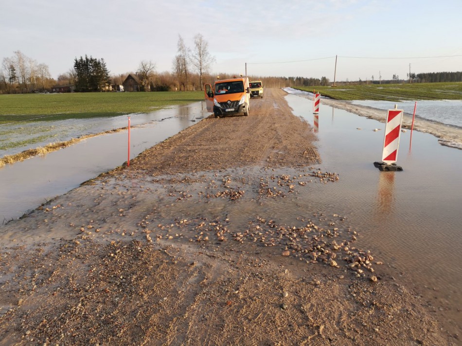 Grants autoceļš atkušņa laikā. Pirms darbu veikšanas. 