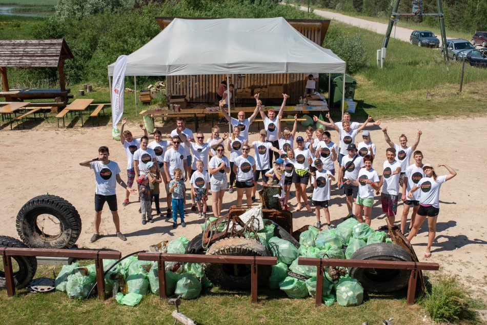 Plogging skrējiena dalībnieki un savāktie atkritumi